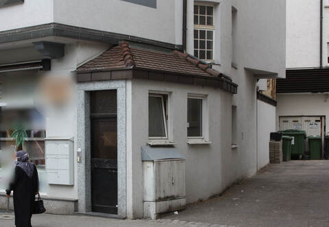 In diesem Haus an der Bahnhofstraße in Mühlacker soll ein 16-Jähriger eine 23-jährige Frau durch Schläge und Biss schwer verletzt haben, wie PZ-news-Leser mitteilten. Foto: Hepfer