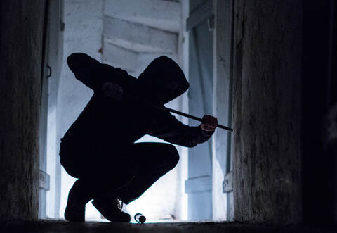 Bislang unbekannte Täter verschafften sich gewaltsam Zutritt zu einem Dönerladen in Wilferdingen.