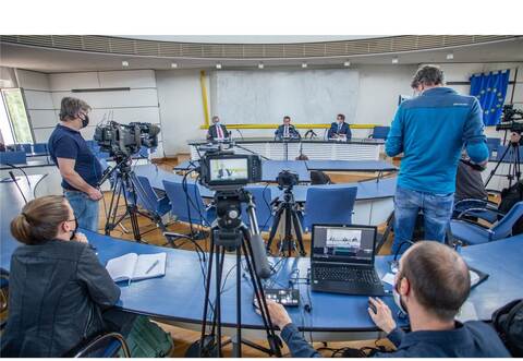 Der Kampf gegen den Corona-Ausbruch bei Müller Fleisch Anfang April 2020 lief, ohne dass die Produktion gestoppt wurde. Mit Erfolg, lobte Peter Hauk (CDU), Landesminister für Ernährung, Ländlichen Raum und Verbraucherschutz (hinten, Mitte) neben Geschäftsführer Stefan Müller (hinten, links) und Landrat Bastian Rosenau vor großem Presseaufgebot Ende Mai 2020 im Landratsamt.