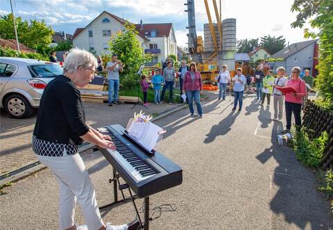 Siegrun Stütz (E-Piano) und Jochen Fauth (Trompete) huldigen Ludwig van Beethoven mit der Europahymne und haben mehrere Volkslieder im Programm. Die Nachbarn sind stimmgewaltig dabei.