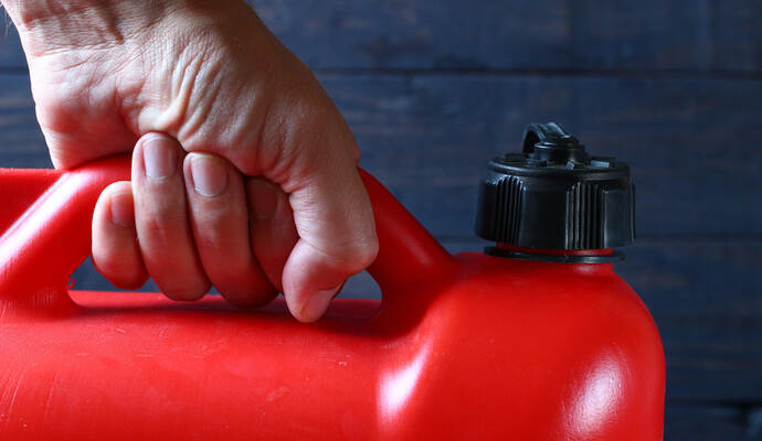 Der Benzinkanister fing aus ungeklärter Ursache Feuer.