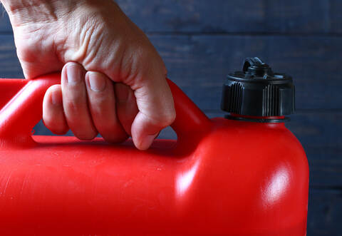 Der Benzinkanister fing aus ungeklärter Ursache Feuer.