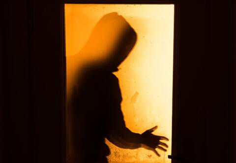 Eine geringe Mengen Bargeld klauten bislang unbekannte Täter aus einem Vereinsheim in Illingen.