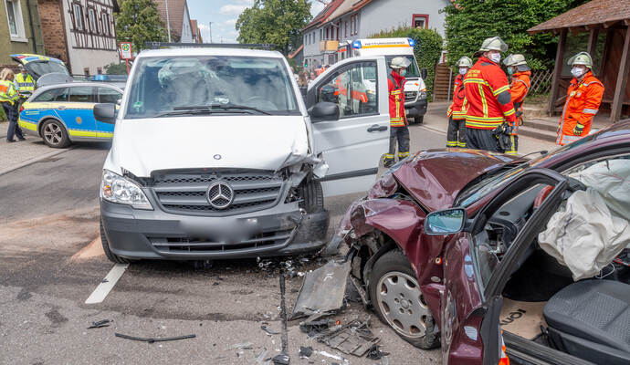 Im Mercedes-Transporter wurden drei Personen leicht verletzt, der Audi-Fahrer hatte den Aufprall in der Ortsdurchfahrt von Langensteinbach nur schwer verlwetzt überstanden. Foto: Einsatz-Report24