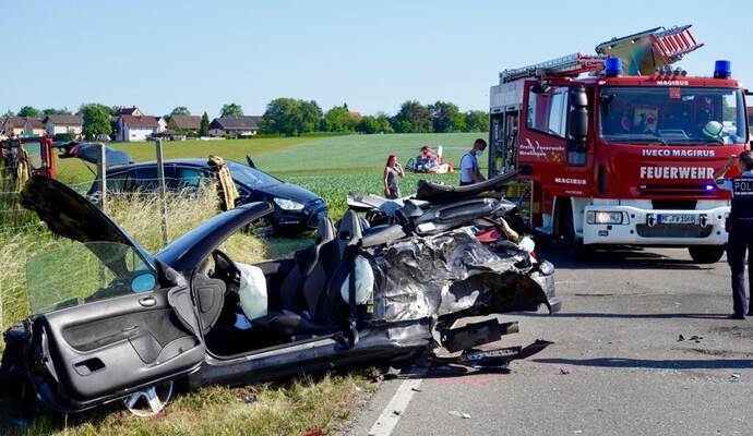 Zu einem schweren Unfall mit drei Fahrzeugen und insgesamt zwölf Verletzten ist es am späten Montagnachmittag auf der Bundesstraße 294 bei Bauschlott in Richtung Bretten gekommen.