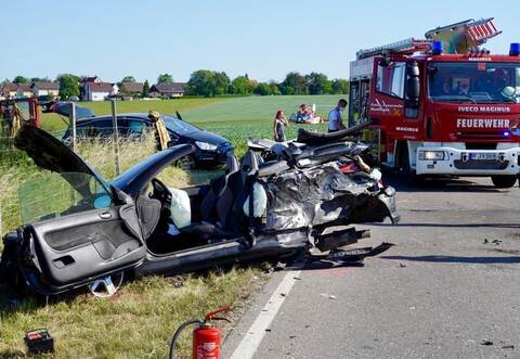 Zu einem schweren Unfall mit drei Fahrzeugen und insgesamt zwölf Verletzten ist es am späten Montagnachmittag auf der Bundesstraße 294 bei Bauschlott in Richtung Bretten gekommen.