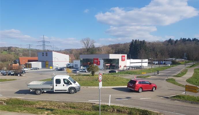 Der Asphaltbau des dritten Bauabschnitts zwischen dem Kreisverkehr an der Niebelsbacher Grenzsägmühle und der Kreuzung Wildbader Straße, Kinzig- und Ringstraße ist bereits abgeschlossen.