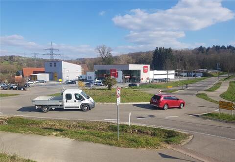 Der Asphaltbau des dritten Bauabschnitts zwischen dem Kreisverkehr an der Niebelsbacher Grenzsägmühle und der Kreuzung Wildbader Straße, Kinzig- und Ringstraße ist bereits abgeschlossen.