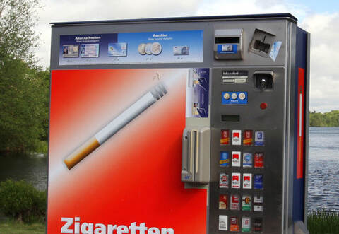 Zwei Unbekannte knackten in Illingen-Schützingen einen Zigarettenautomaten.