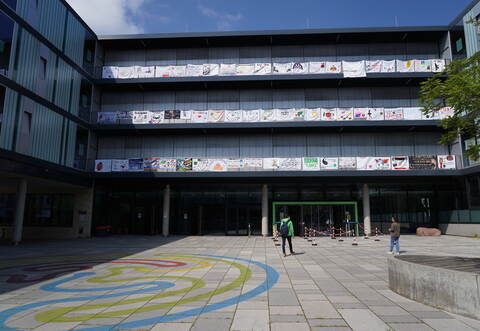 Wie jedes Jahr hingen am Pforzheimer Hilda-Gymnasium die Geländer voll mit Abiplakaten.