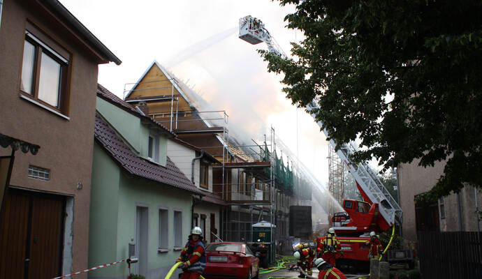 Ein Brand hat am Mittwochabend gegen 18 Uhr in Knittlingen die Feuerwehr und viele Schaulustige auf den Plan gerufen. In der Grabenstraße hatte das Dach eines derzeit unbewohnten, sich offenbar im Umbau befindlichen Mehrfamilienhauses Feuer gefangen.