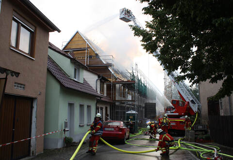 Ein Brand hat am Mittwochabend gegen 18 Uhr in Knittlingen die Feuerwehr und viele Schaulustige auf den Plan gerufen. In der Grabenstraße hatte das Dach eines derzeit unbewohnten, sich offenbar im Umbau befindlichen Mehrfamilienhauses Feuer gefangen.