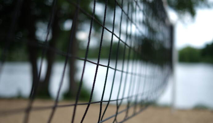 Unbekannte haben ein Volleyballnetz abgerissen, ein Hinweisschild umgeworfen und hinterließen Flaschen sowie Lebensmittelverpackungen auf dem Spielfeld in Heimsheim. Unbekannte haben ein Volleyballnetz abgerissen, ein Hinweisschild umgeworfen und hinterließen Flaschen sowie Lebensmittelverpackungen auf dem Spielfeld in Heimsheim.