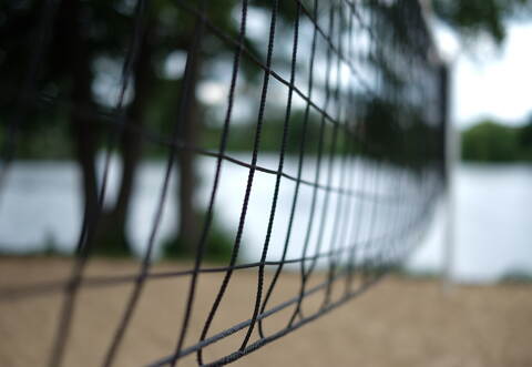 Unbekannte haben ein Volleyballnetz abgerissen, ein Hinweisschild umgeworfen und hinterließen Flaschen sowie Lebensmittelverpackungen auf dem Spielfeld in Heimsheim.