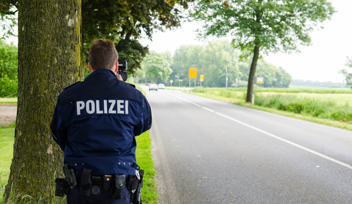Die Polizei stellte am Montag mehr als 80 Geschwindigkeitsverstöße auf der B35 fest. Die Polizei stellte am Montag mehr als 80 Geschwindigkeitsverstöße auf der B35 fest.