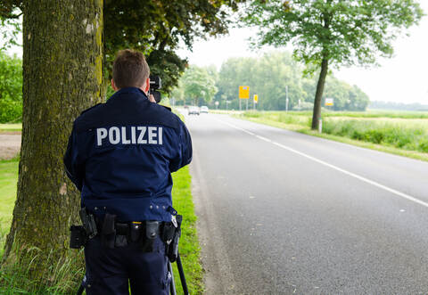 Die Polizei stellte am Montag mehr als 80 Geschwindigkeitsverstöße auf der B35 fest.