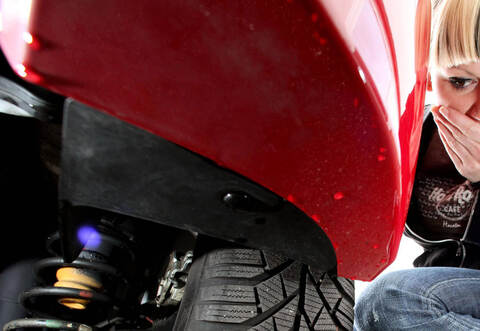 Der Unbekannte soll sich an mehreren Reifen zu schaffen gemacht haben.