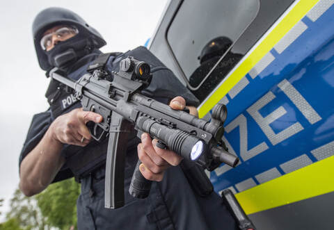 Polizisten in schwerer Montur haben am Mittwochnachmittag in Ersingen für Aufsehen gesorgt.