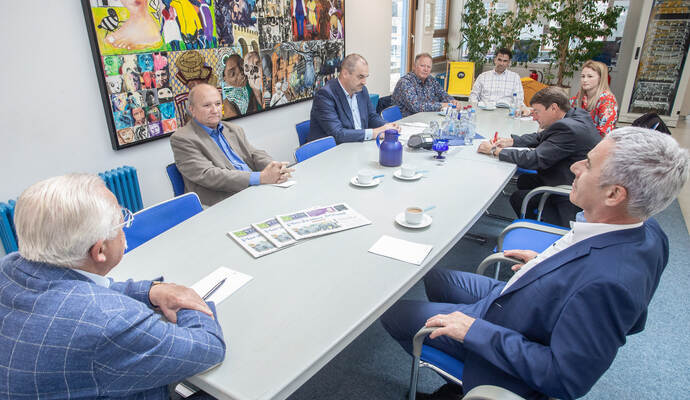 Dem Handwerk und seinen Leistungen Gehör verschaffen: PZ-Verleger Albert Esslinger-Kiefer(von links) im Gespräch mit Kreishandwerksmeister Rolf Nagel, Matthias Morlock, Joachim Butz und Frank Herrmann sowie den PZ-Redakteuren Nina Tschan, Lothar Neff und Thomas Satinsky, geschäftsführender Verleger. Dem Handwerk und seinen Leistungen Gehör verschaffen: PZ-Verleger Albert Esslinger-Kiefer(von links) im Gespräch mit Kreishandwerksmeister Rolf Nagel, Matthias Morlock, Joachim Butz und Frank Herrmann sowie den PZ-Redakteuren Nina Tschan, Lothar Neff und Thomas Satinsky, geschäftsführender Verleger.