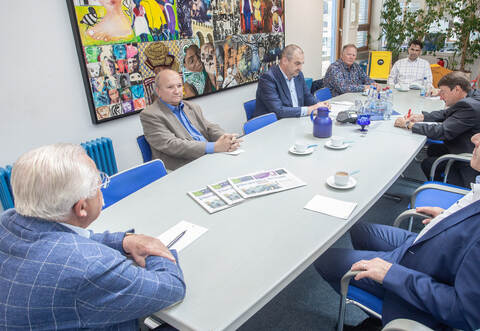 Dem Handwerk und seinen Leistungen Gehör verschaffen: PZ-Verleger Albert Esslinger-Kiefer(von links) im Gespräch mit Kreishandwerksmeister Rolf Nagel, Matthias Morlock, Joachim Butz und Frank Herrmann sowie den PZ-Redakteuren Nina Tschan, Lothar Neff und Thomas Satinsky, geschäftsführender Verleger.