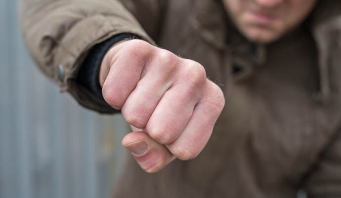 Auf dem Brustkorb des Polizeibeamten kniend verpasste der 21-Jährige ihm weitere Schläge ins Gesicht, bevor er das Weite suchte.
