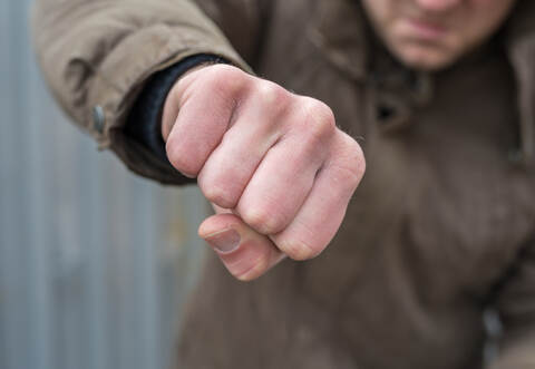 Auf dem Brustkorb des Polizeibeamten kniend verpasste der 21-Jährige ihm weitere Schläge ins Gesicht, bevor er das Weite suchte.