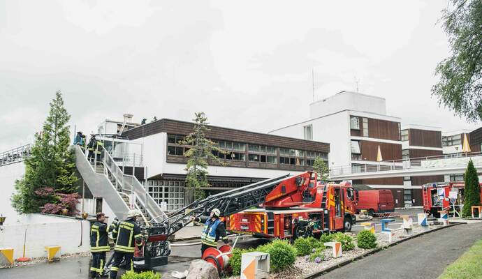 Die Feuerwehr war mit einem großen Aufgebot vor Ort, um die Flammen zu ersticken.