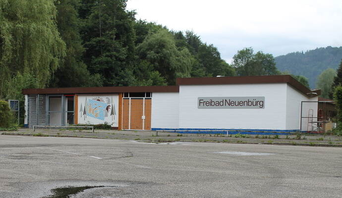Noch sieht es hier leer aus, aber im Juli soll es im Freibad Neuenbürg wieder Badespaß geben - im Rahmen der Corona-Schutzmaßnahmen. Foto: Kraus