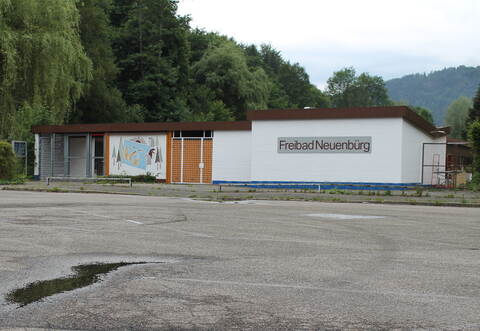 Noch sieht es hier leer aus, aber im Juli soll es im Freibad Neuenbürg wieder Badespaß geben - im Rahmen der Corona-Schutzmaßnahmen. Foto: Kraus