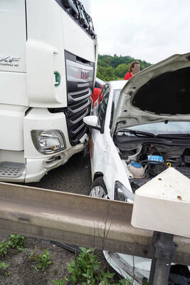 Ein Auto und ein Lkw sind am Mittwochmittag in einen Unfall auf der A8 bei Niefern verwickelt gewesen.
