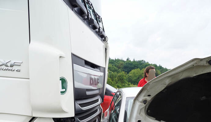 Ein Auto und ein Lkw sind am Mittwochmittag in einen Unfall auf der A8 bei Niefern verwickelt gewesen.