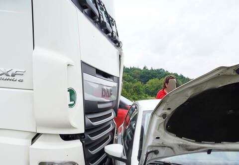 Ein Auto und ein Lkw sind am Mittwochmittag in einen Unfall auf der A8 bei Niefern verwickelt gewesen.