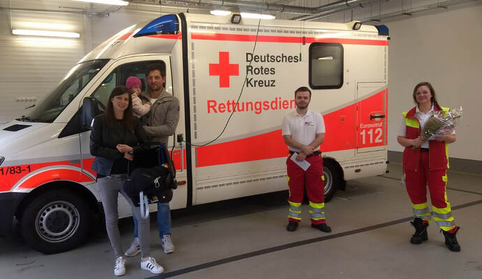 Eltern treffen Geburtshelfer: Ramona und Nico Bastian mit Tochter Emilia und dem schlafenden David in der Babyschale zusammen mit den DRK-Einsatzkräften Alexander Nießl und Hanna Grönheim. Eltern treffen Geburtshelfer: Ramona und Nico Bastian mit Tochter Emilia und dem schlafenden David in der Babyschale zusammen mit den DRK-Einsatzkräften Alexander Nießl und Hanna Grönheim.