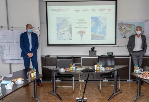 Neben den beiden Müller-Fleisch-Geschäftsführern Martin (l) und Stefan Müller waren auch Landrat Bastian Rosenau und Oberbürgermeister Peter Boch.