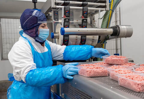 Für die PZ hat Müller Fleisch die Pforten seiner Produktion geöffnet und der Redaktion einen Einblick in die Arbeit des Schlachtbetriebs gewährt.