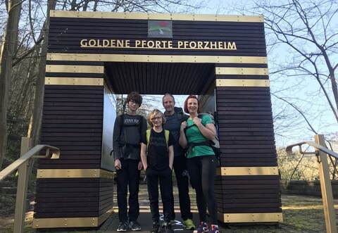 Familie Bernhagen trat die weite Reise zu Fuß nach Basel gemeinsam an.