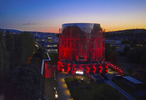 Das Gasometer in Pforzheim erstrahlte am Montagabend in leuchtendem rot.