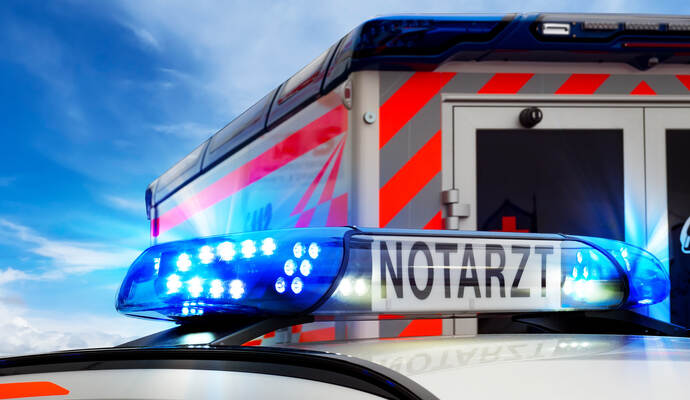 Bei dem Unfall wurde der Lkw-Fahrer so schwer verletzt, dass er mit einem Rettungswagen ins Krankenhaus gebracht werden musste.