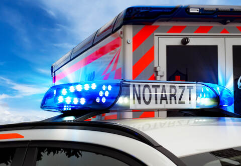 Bei dem Unfall wurde der Lkw-Fahrer so schwer verletzt, dass er mit einem Rettungswagen ins Krankenhaus gebracht werden musste.