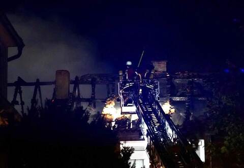 Viel ist von einer Scheune in Neuenbürg-Dennach nicht übrig geblieben. Dort soll ein Brand entstanden sein, der auch auf das angebaute Wohnhaus übergriff und dieses unbewohnbar gemacht hat. Foto: Moritz