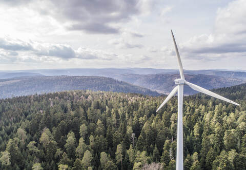 Über 20 Jahre lang speiste das Langenbrander Windrad nun schon Strom ins Netz. Jetzt hat ein Schwelbrand der Produktivität erst einmal ein Ende gesetzt. Foto: PZ-Archiv/Meyer