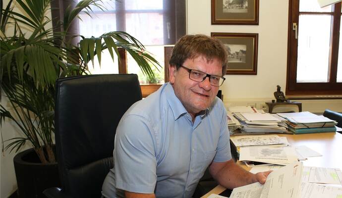 Nach fast 40 Dienstjahren tritt der Wiernsheimer Bürgermeister Karlheinz Oehler erneut an. Archivfoto: Prokoph Nach fast 40 Dienstjahren tritt der Wiernsheimer Bürgermeister Karlheinz Oehler erneut an. Archivfoto: Prokoph