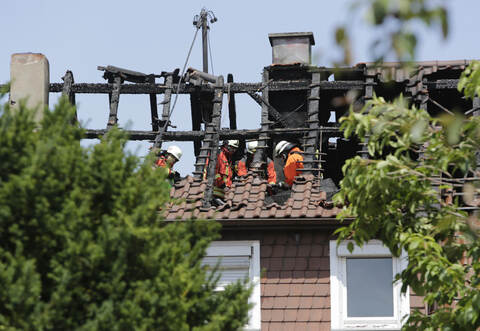 Nachdem bei einem schlimmen Brand in der Nacht zum Donnerstag ein Wohnhaus und eine Scheune im Neuenbürger Ortsteil Dennach lichterloh in Flammen gestanden sind, ist es an derselben Stelle am Samstagmittag erneut zu einem Einsatz gekommen.