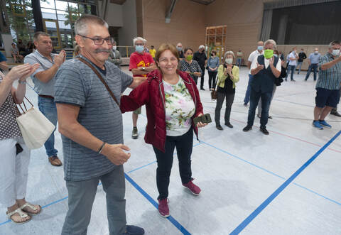 Thomas Berner und Diana Meichel von der Bürgerinitiative gegen den Bebauungsplan „Mühlacker Straße“ gratulieren sich nach der Bekanntgabe des Ergebnisses in der Wiernsheimer Lindenhalle zu dem Erfolg. Foto: Fotomoment