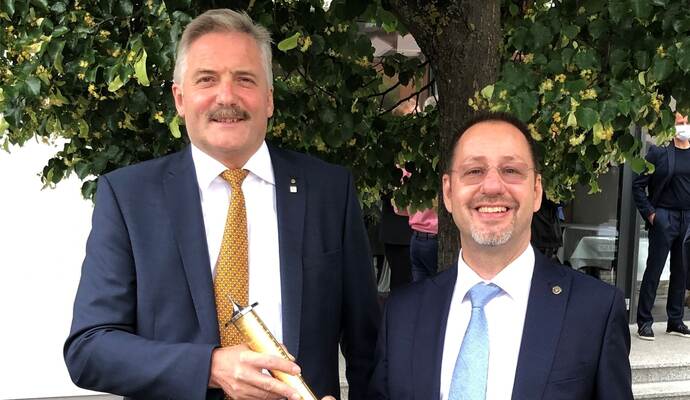 In Ötisheim hat Klaus Notter (rechts) offiziell den Präsidentenstab des Rotary Club Mühlacker-Enzkreis an Herbert Emmerich übergeben.