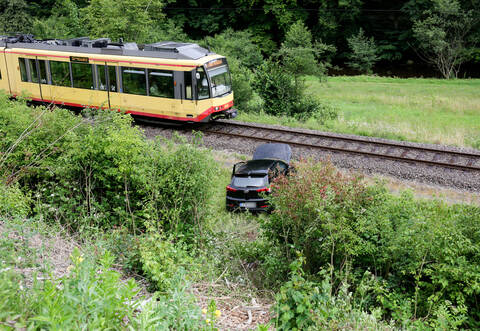 Da das Auto knapp vor den Gleisen gelandet war, konnten Züge mit gedrosselter Geschwindigkeit noch passieren.
