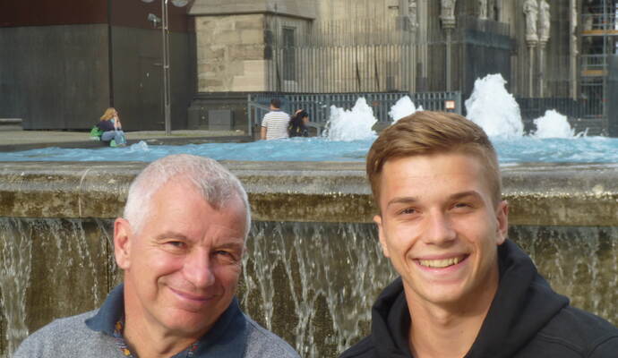 Haben Grund zum Strahlen: Dass David Otto nach einer erfolgreichen Zweitliga-Saison mit dem 1. FC Heidenheim noch die Chance auf den Aufstieg hat, freut seinen Vater Dietmar (links).