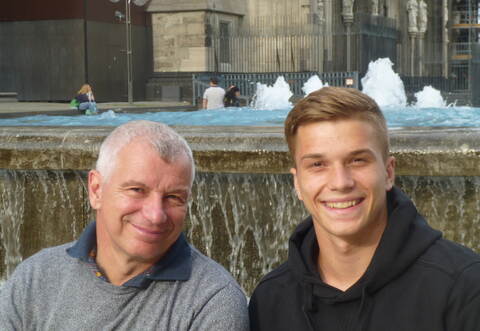 Haben Grund zum Strahlen: Dass David Otto nach einer erfolgreichen Zweitliga-Saison mit dem 1. FC Heidenheim noch die Chance auf den Aufstieg hat, freut seinen Vater Dietmar (links).