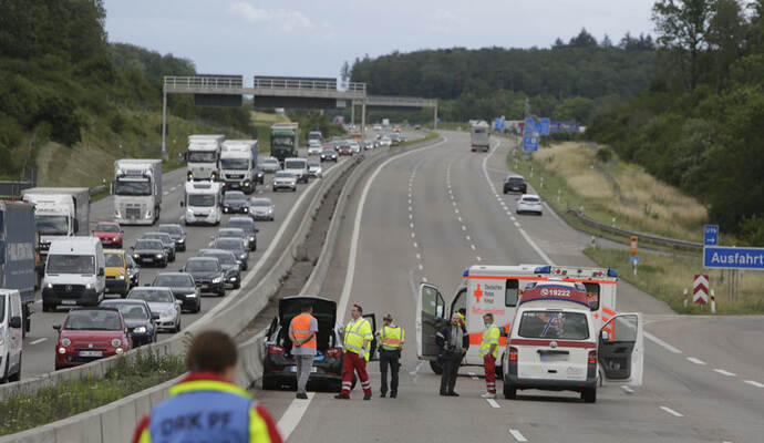 Die A8 war in Fahrtrichtung Stuttgart zeitweise gesperrt. Die A8 war in Fahrtrichtung Stuttgart zeitweise gesperrt.