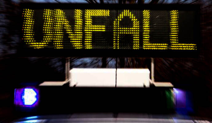 Mit einem Rettungshubschrauber musste am Samstagnachmittag ein Motorradfahrer nach einem Verkehrsunfall auf der A8 in ein Krankenhaus geflogen werden. Mit einem Rettungshubschrauber musste am Samstagnachmittag ein Motorradfahrer nach einem Verkehrsunfall auf der A8 in ein Krankenhaus geflogen werden.
